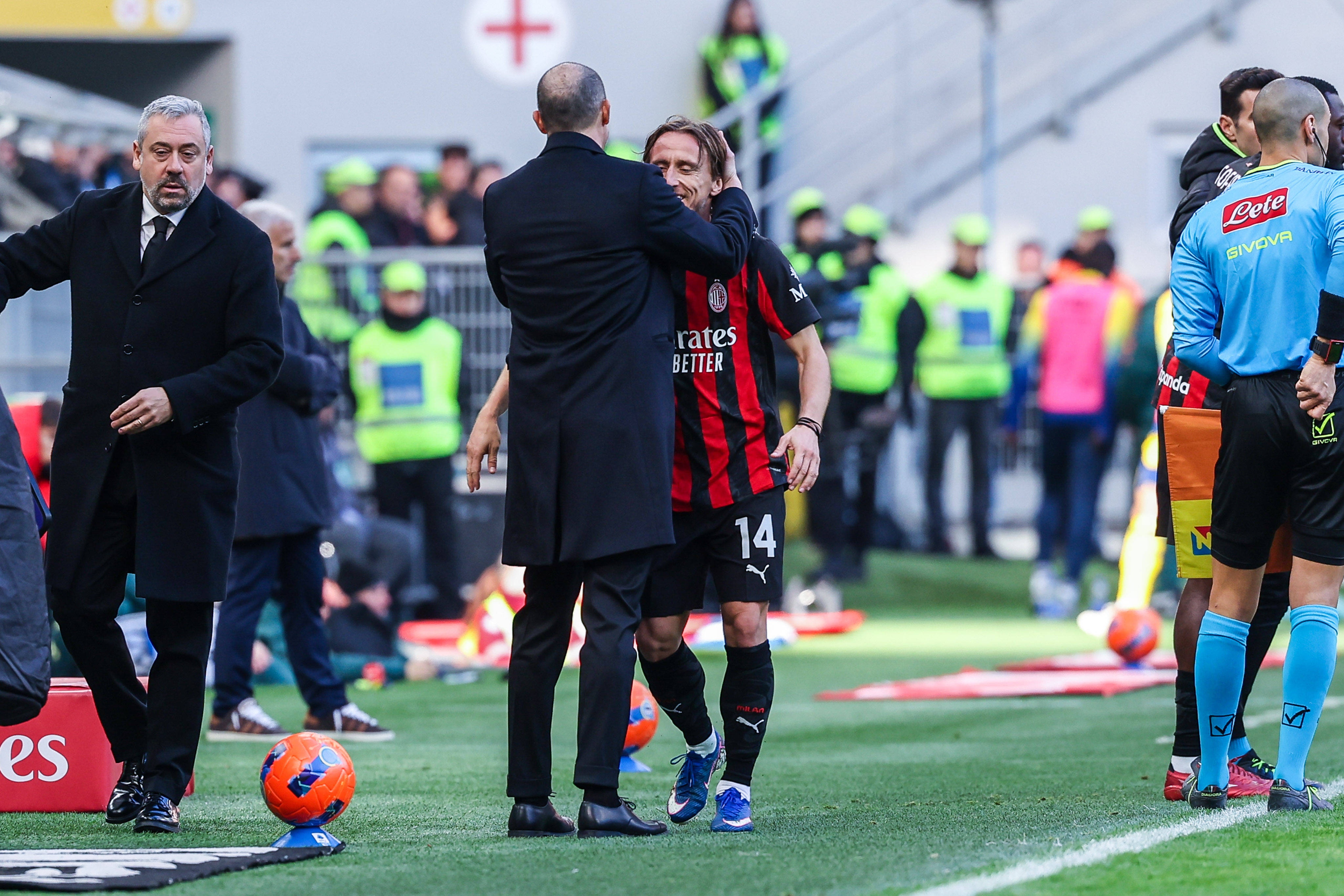 阿莱格里：魔笛告诉对手别贴身盯防，对方说：不行，你去哪我跟哪